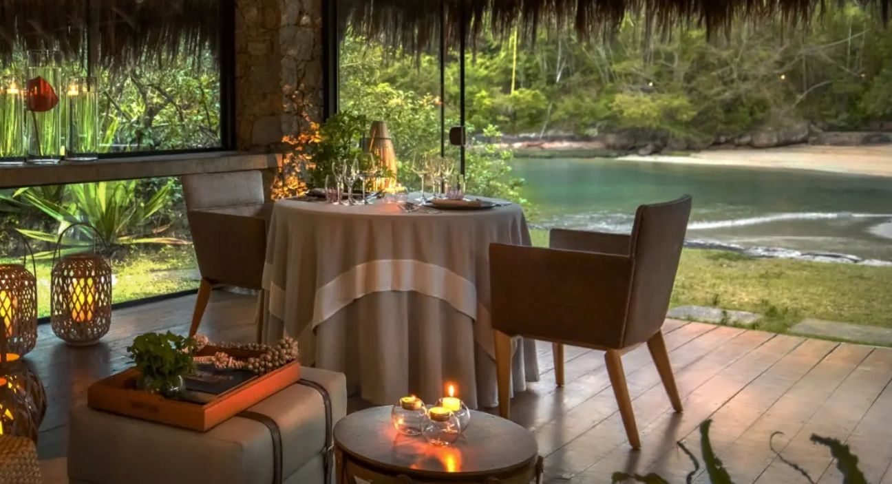 Restaurant setting surrounded by natural beauty
